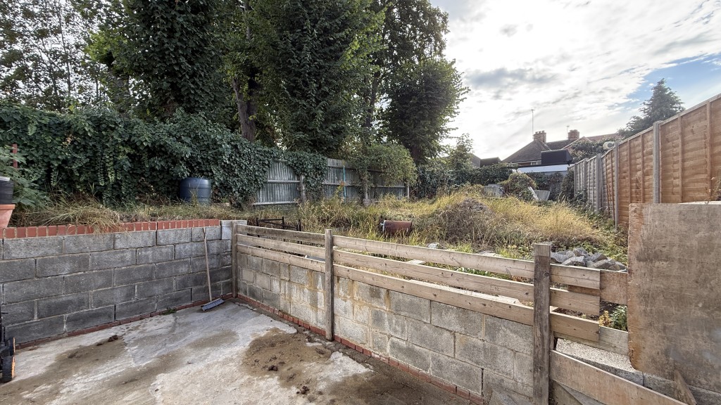 Lot: 142 - DETACHED THREE-BEDROOM BUNGALOW WITH GARAGE - Exterior image of rear garden from bungalow